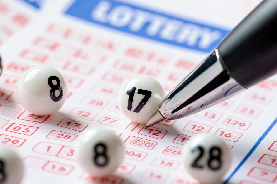 lottoschein und lottokugeln
